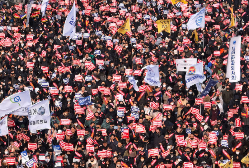 數以千計的南韓醫師3日上街抗議政府計劃擴增醫學院招生名額。（韓聯社）