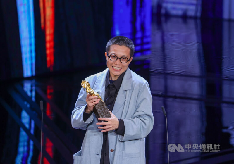華語電影年度盛會「金馬獎」喜迎一甲子，25日晚間在台北盛大舉行頒獎典禮，最佳攝影由攝影師余靜萍以電影「（真）新的一天」獲獎。中央社記者鄭清元攝 112年11月25日