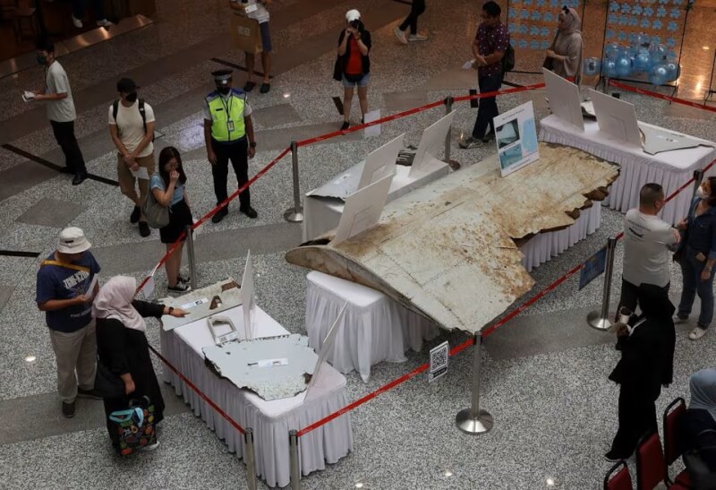 3日馬來西亞民眾在馬航MH370失蹤10週年活動上，參觀據信為馬航MH370的飛機殘骸。（路透社）