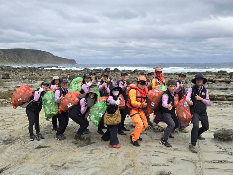 屏東縣環保局長顏幸苑率員至出風鼻海岸及南仁山生態保護區海岸淨灘,於3月1、2日清除大量塑料垃圾,其中又以寶特瓶最多。(屏東縣政府環保局提供)中央社記者黃郁菁傳真 113年3月4日