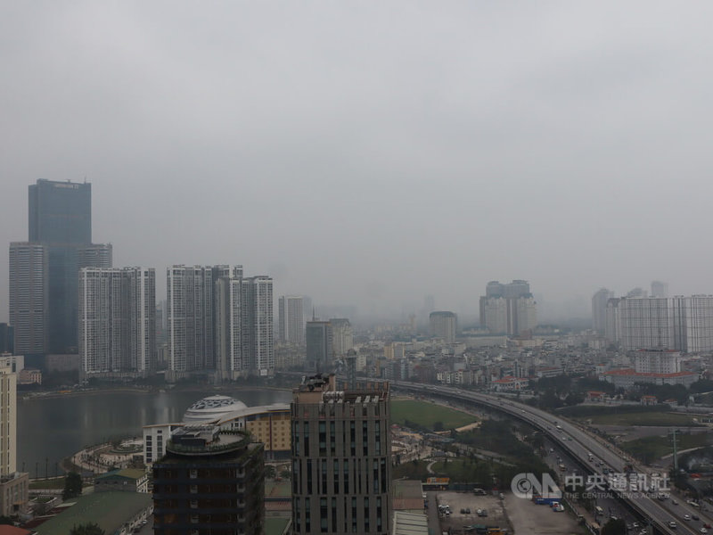 越南首都河内市3日下午开始新一波空气污染，全球城市空气品质监测网站Air Visual预测，这波污染至少持续到10日。图摄于3日下午3时30分，空气品质指标（AQI）达「不健康」程度。中央社记者陈家伦河内摄  113年3月4日