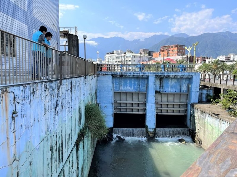 花蓮市萬壽雨水大排被民眾發現大片廢油,經市公所檢查,非抽水站機組漏油或相關人員疏失,研判疑似不肖人士傾倒廢油導致,將由權管單位花蓮縣政府環保局稽查送驗。(花蓮市公所提供)中央社記者李先鳳傳真 113年3月4日