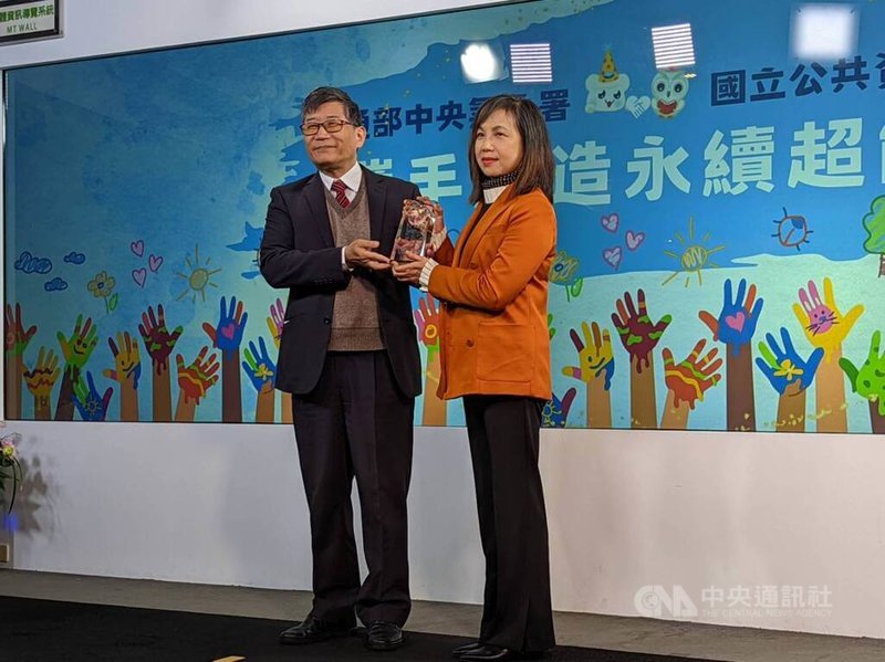 中央氣象署署長程家平（左）與國立公共資訊圖書館館長馬湘萍（右）4日簽署合作備忘錄（MOU），未來將整合雙方資源，建立民眾永續意識及素養，為台灣的氣候韌性及環境永續貢獻心力。中央社記者張雄風攝  113年3月4日