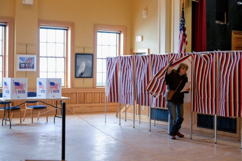 圖為美國新罕布什爾州1月23日舉行總統初選，民眾前往投票。（路透社）
