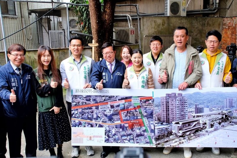 行政院核定「桃園捷運棕線可行性研究修正報告及綜合規劃報告」,行政院副院長鄭文燦(左4)4日率交通部長王國材(左)等人前往視察時受訪表示,桃園捷運「3心6線」計畫,希望桃園市政府能接續後續發包工作,讓工程如期、如質完成。中央社記者吳睿騏桃園攝 113年3月4日