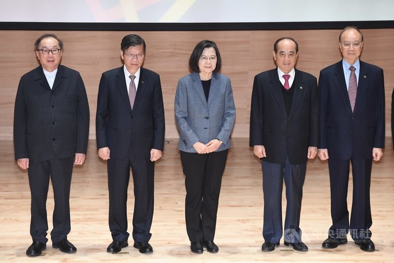 2024生策年會4日台北登場,總統蔡英文(中)、生策會創辦人王金平(右2)、生策會長翁啟惠(左2)及生策會副會長、廣達董事長林百里(左)、生策會監事會召集人陳維昭(右)出席開幕式並合影。中央社記者翁睿坤攝 113年3月4日
