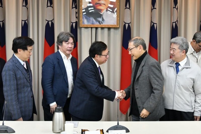 行政院副院長鄭文燦4日主持「台灣社區醫院協會與衛生福利部政策溝通會議」,成功協調護理人員夜班津貼差距等7項共識,地區醫院決定不上街陳抗。(行政院提供)中央社記者賴于榛傳真 113年3月4日