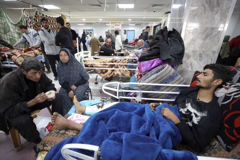 圖為在以色列砲火中受傷的巴勒斯坦民眾躺醫院病床上。（路透社）