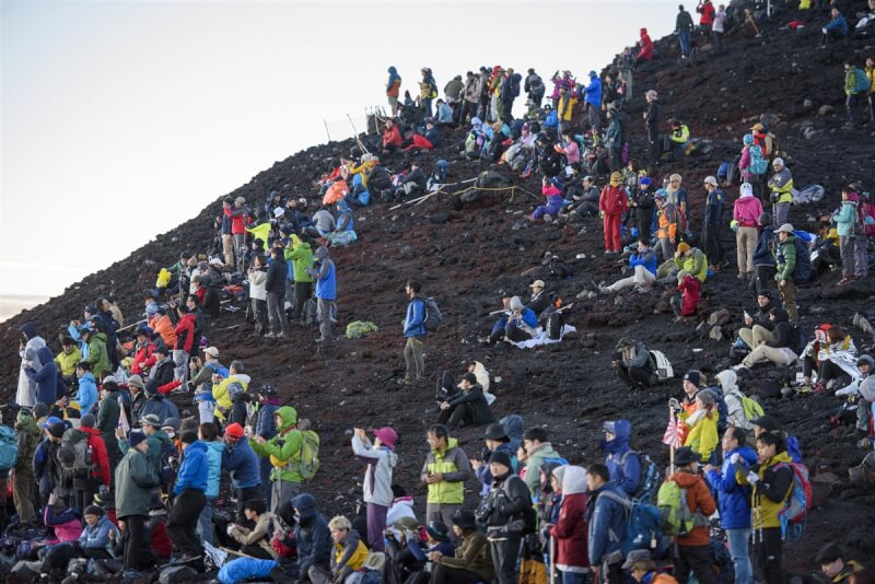 圖為去年富士山開山期間湧入大批登山人潮。（山梨縣政府提供）