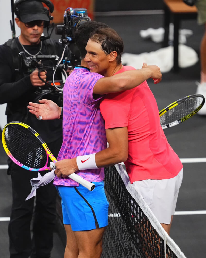 西班牙網球好手艾卡拉茲（左）在3日一場表演賽後和納達爾（右）相互擁抱。（圖取自twitter.com/carlosalcaraz）