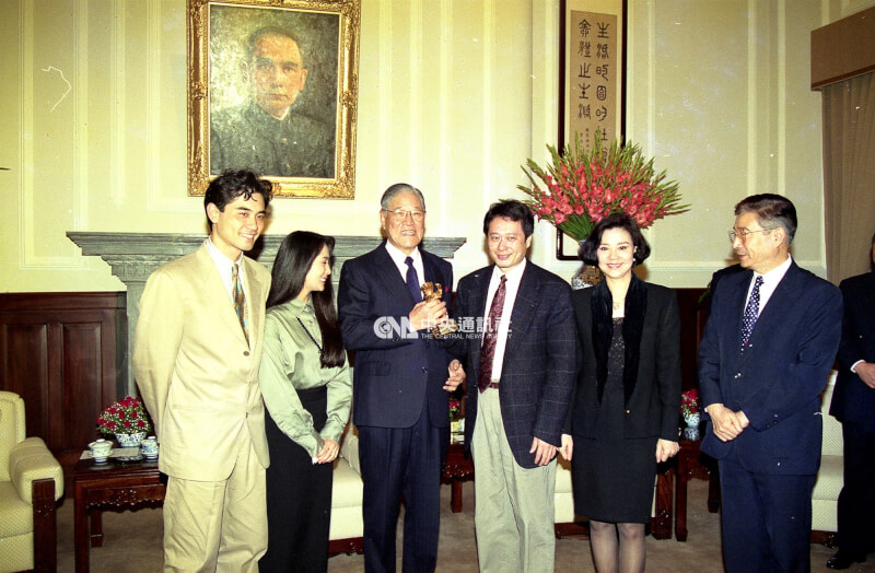 1993年3月5日，時任總統李登輝（左3）手握金熊獎座與柏林影展代表團成員合影。右起依序為演員郎雄、歸亞蕾、導演李安，以及金素梅（左2）、趙文瑄（左1）。（中央社檔案照片）