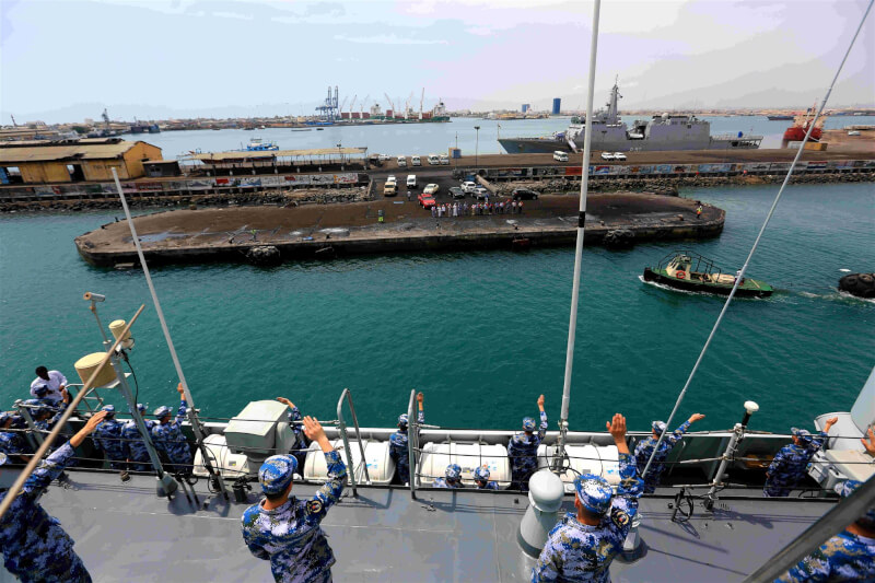 圖為2018年5月中國海軍徐州艦停靠在吉布地港口補給。（中新社）