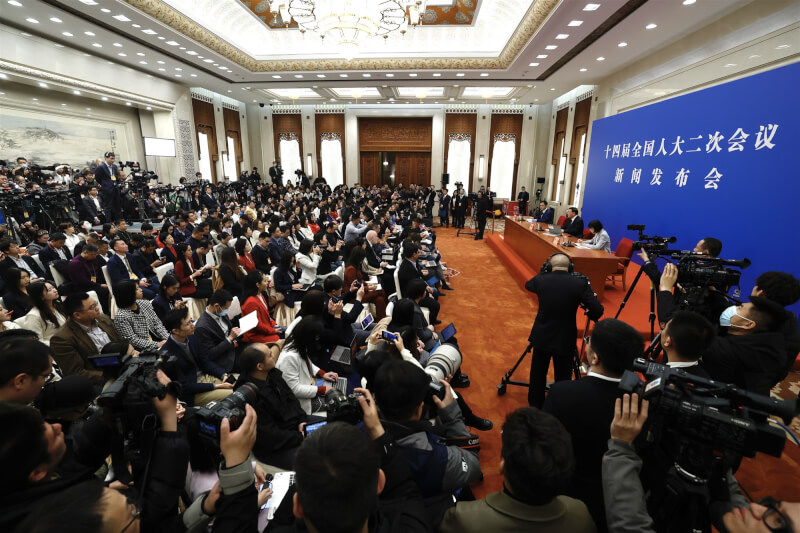 圖為4日第14屆全國人大二次會議在北京人民大會堂舉行記者會。（中新社）
