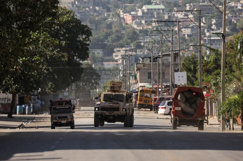 海地暴力問題急遽惡化，導致主要監獄發生越獄事件。圖為武裝車輛出現在國家監獄附近。（路透社）