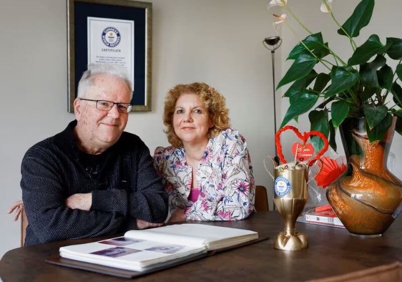 現年57歲的荷蘭男子楊森（左）獲得金氏世界紀錄認可，成為接受心臟移植手術後存活最久的病患。右為楊森的妻子。（路透社）