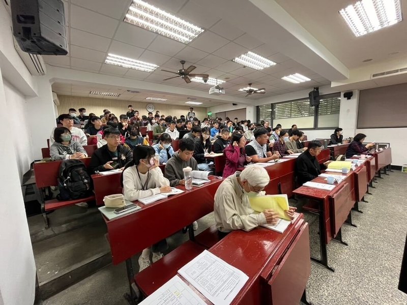 台南市政府攜手成功大學開辦「溫室氣體盤查校園綠領班」，這是全國第一個和學校合作、走入校園的綠色人材培訓課程。（台南市政府提供）中央社記者張榮祥台南傳真 113年3月5日