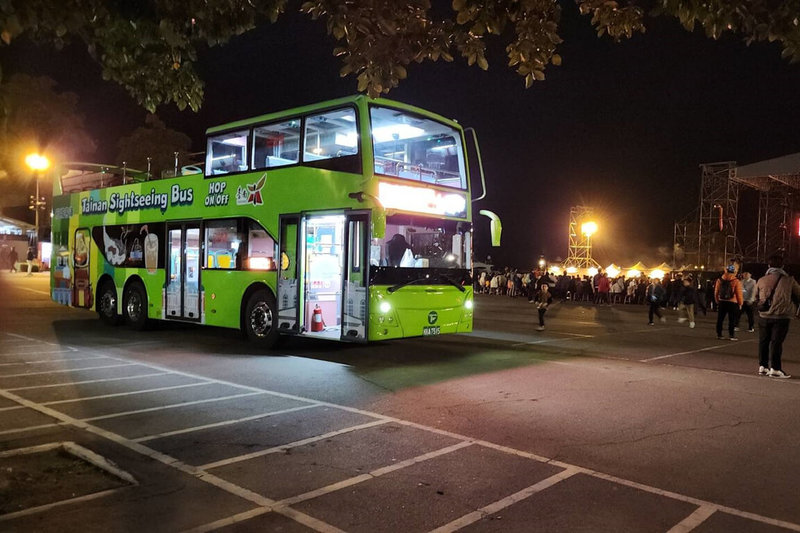 台南市政府推出搭乘雙層巴士遊2024台灣燈會，將於9、10日展期最後兩天加碼為雙燈區限定路線。（台南市政府提供）中央社記者楊思瑞台南傳真  113年3月5日