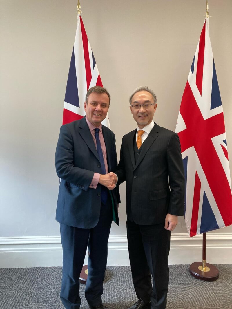 英國商業暨貿易部主責貿易政策的副大臣韓斯（左）5日上午與駐英代表姚金祥會晤。（圖取自twitter.com/GregHands）