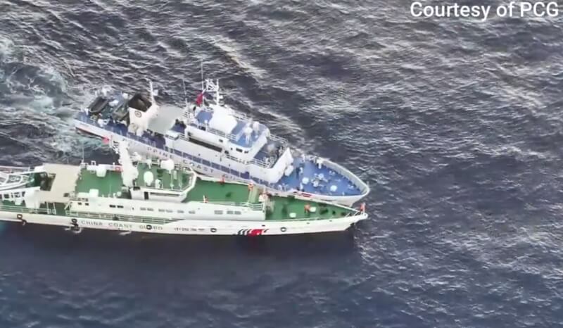 中國海警船（下）和菲律賓船隻5日在南海再度發生衝突。（圖取自twitter.com/jaytaryela）
