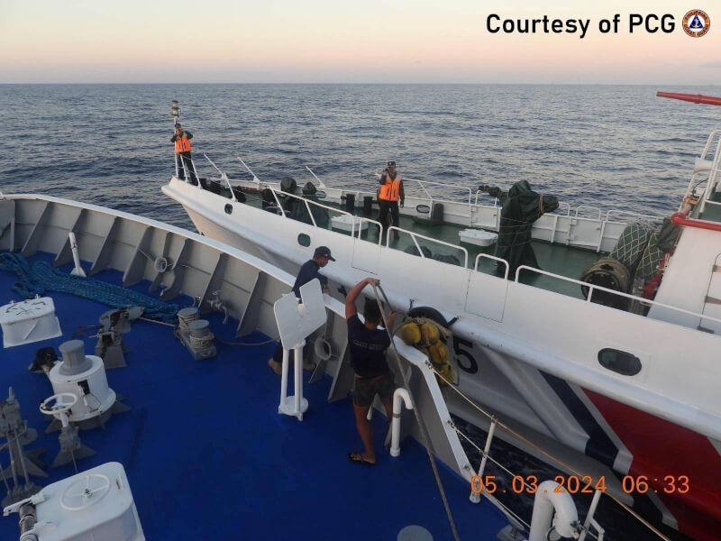 中國海警船（上）和菲律賓船隻（下）5日在南海碰撞。（圖取自twitter.com/jaytaryela）