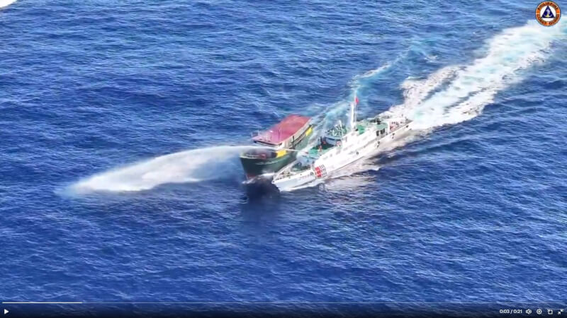 菲律賓3月5日表示，該國海岸防衛隊船隻在南海執行運補任務時，遭中國海警以水砲襲擊，導致隊員受傷。（圖取自twitter.com/jaytaryela）
