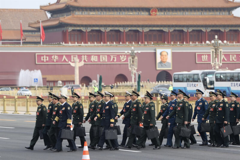 中共解放軍和武警部隊代表團4日走向人民大會堂。（中新社）