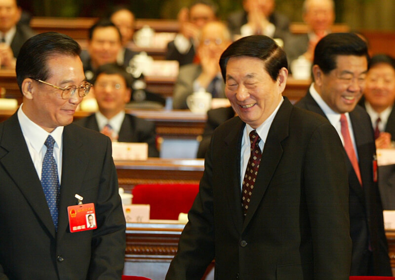 圖為2003年3月朱鎔基（前右）出席人大會議祝賀溫家寶（前左）上任總理。（中新社）