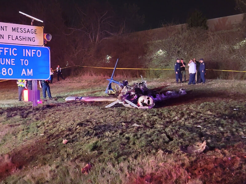 當地警方說，一架小型私人飛機4日在美國田納西州納希維爾一條公路附近墜毀。（圖取自twitter.com/MNPDNashville）