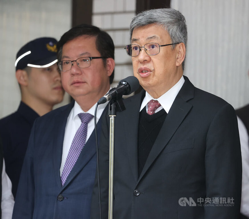行政院在2021年宣布暫緩推動換發數位身分證,廠商為此提出履約爭議,後續調解求償金額。行政院長陳建仁(右)5日赴立法院備詢前接受媒體聯訪表示,工程會與廠商協商後已達成協議,金額希望能在新台幣2.8億元以下。中央社記者謝佳璋攝 113年3月5日