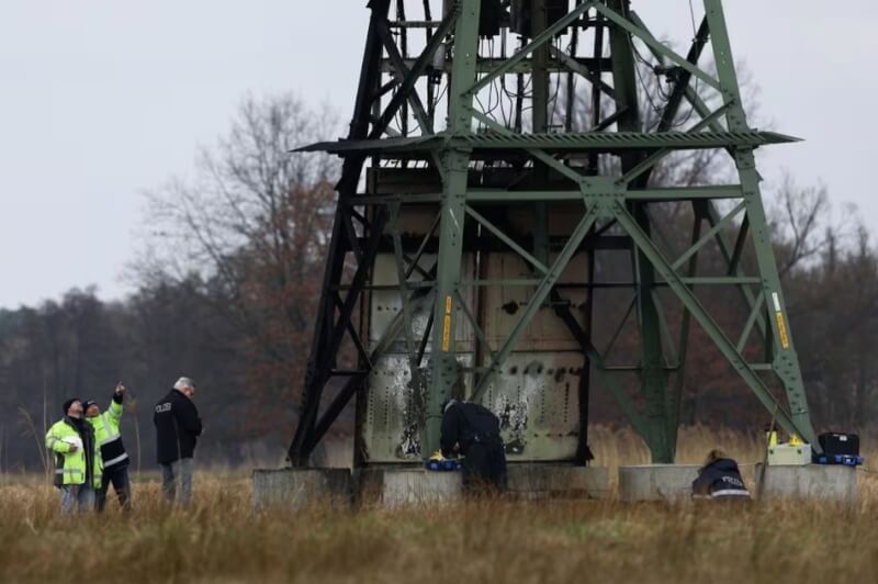 5日德國警方查看受損的電塔。（路透社）