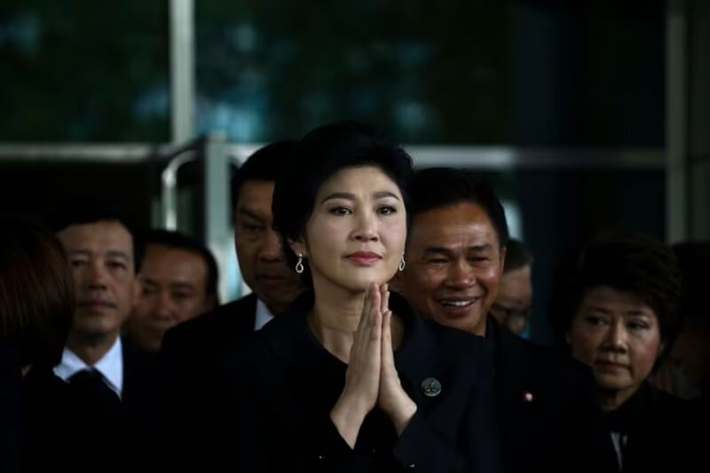 圖為2017年被驅逐的泰國前總理盈拉抵達泰國曼谷最高法院時向支持者致意。（路透社）