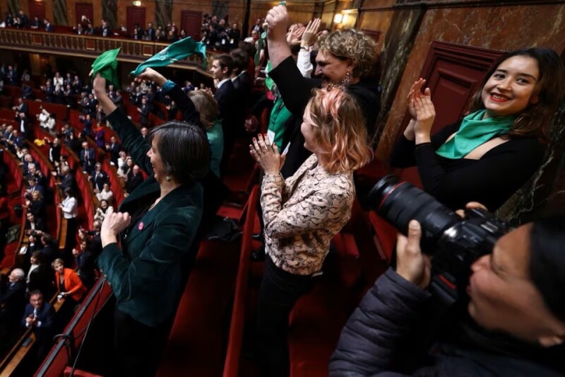 法國4日召開國會兩院特別會議，「自願終止妊娠」正式通過入憲後，議會大廳響起掌聲。（EMMANUEL DUNAND/Pool via 路透社）