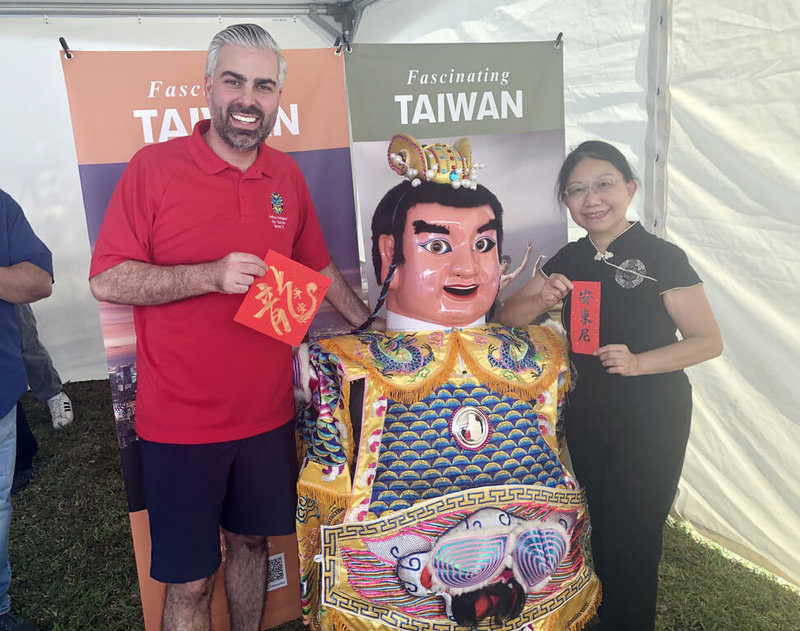美國佛州舉辦亞洲文化節,邁阿密戴德郡議會副議長羅德里格斯(左)獲贈民俗文化藝術家涂清珍(右)揮毫的「龍平安」字帖。(駐邁阿密辦事處提供)中央社記者江今葉華盛頓傳真 113年3月5日
