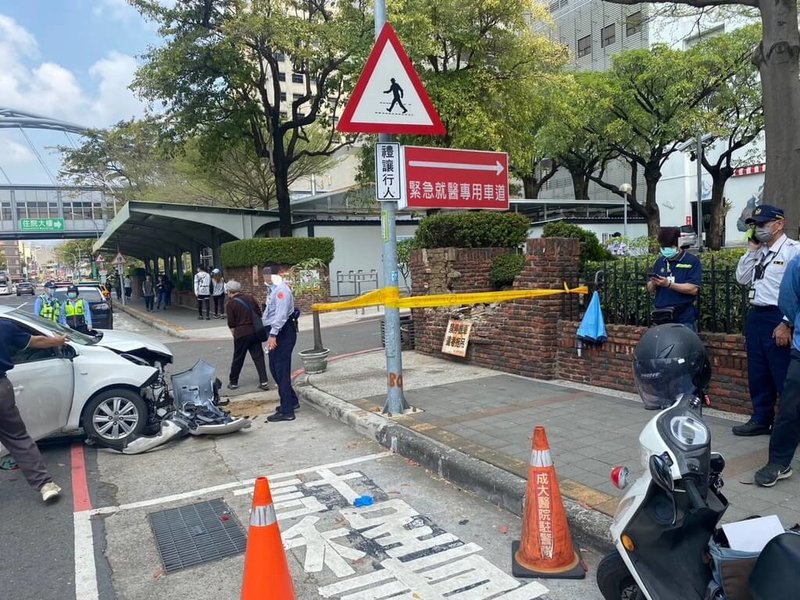 台南市林姓男子6日中午駕車搭載妻子駛出成大醫院門診大樓地下停車場，卻疑似誤踩油門導致車輛失控衝過馬路、撞破對向急診大樓外圍牆，所幸車內夫妻2人僅輕傷。（台南市警局提供）中央社記者張榮祥台南傳真  113年3月6日