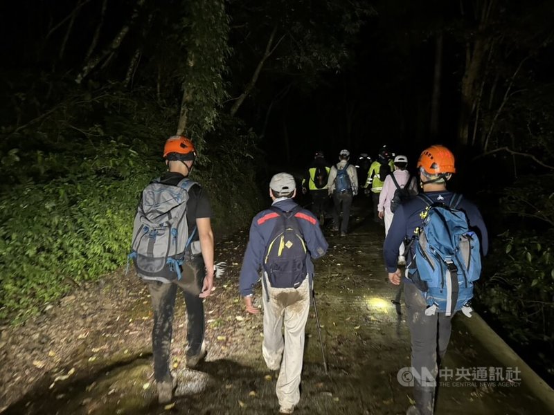 新北市汐止區5日下午發生一起2男1女登山迷路事件，警消獲報立即前往救援；搜救人員在晚間7時30分左右找到迷路民眾，9時50分協助下山至停車場，民眾經檢查無大礙，自行開車返家。（翻攝照片）中央社記者楊侃儒傳真  113年3月6日