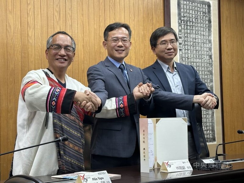 台中一中攜手博屋瑪國小、台中教育大學推動原住民族教育議題,6日由博屋瑪國小校長比令.亞布(Pilin Yapu)(左起)、台中一中校長林隆諺、台中教育大學主秘陳盛賢代表簽訂合作備忘錄。中央社記者趙麗妍攝 113年3月6日