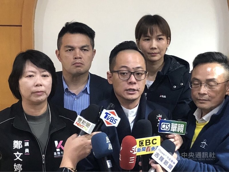 基隆市議會民進黨團6日指控基隆市長謝國樑動員二信家族企業連署,要罷免議長童子瑋(前中)。童子瑋受訪表示,相信人性本善,也相信市長應該有他的高度跟格局,這些沒有社會正當性的動作,他不知為何而起。中央社記者王朝鈺攝 113年3月6日