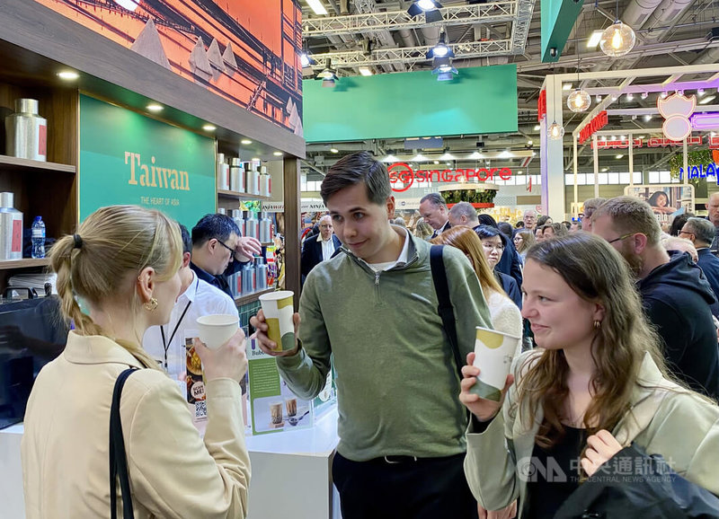 2024年柏林國際旅展台灣館邀請德國知名台灣手搖飲料店「TEAMATE」駐館,於每日閉館前Happy Hour期間供應特調台灣茶,讓歐洲業者接觸道地台灣美食與文化,提高來台旅遊動機。中央社記者林尚縈柏林攝 113年3月6日