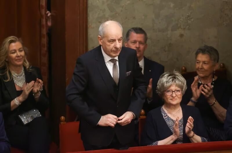 匈牙利2月26日國民議會，總統蘇尤克（左2）在一旁觀看。（路透社）