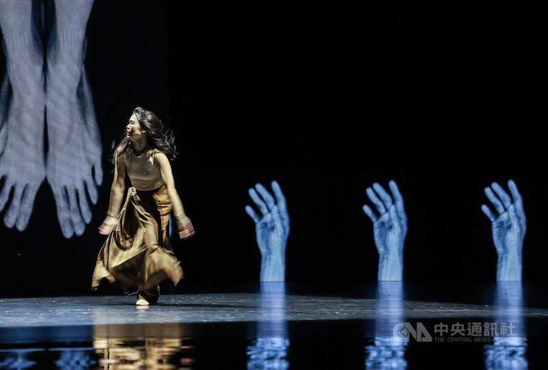 雲門舞集經典舞作「毛月亮」7日晚間將在台北國家戲劇院搬演,6日晚間總彩排,舞者透過肢體動作與LED拼接的巨型螢幕相互輝映交織,帶給觀眾豐富多層次的感官體驗。中央社記者趙世勳攝 113年3月6日