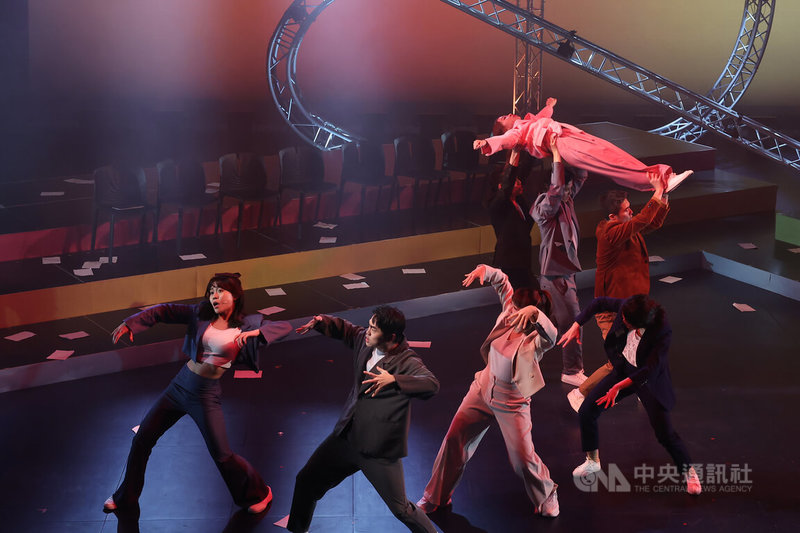 音樂劇「來尬啦!Musical Gala Show」6日下午在台北表演藝術中心進行彩排,演員們搭配音樂與肢體律動帶來精彩演出。中央社記者趙世勳攝 113年3月6日