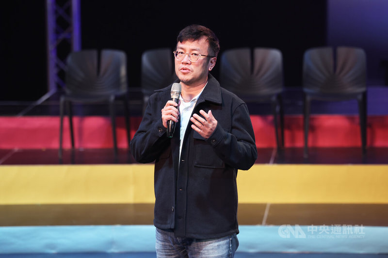 音樂劇「來尬啦!Musical Gala Show」8日起至10日將在台北表演藝術中心上演,6日下午舉辦彩排記者會,導演曾慧誠向眾人介紹作品理念。中央社記者趙世勳攝 113年3月6日
