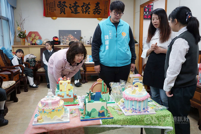 花蓮烘焙師黃湘涵(右2)率領一群5歲至13歲的小小子弟兵出征德國國際觀光烹飪大賽,一舉拿下19面獎牌,黃湘涵與小選手們6日向花蓮市長魏嘉彥(右3)、民進黨籍市民代表田珍綺(右4)介紹精緻可愛的翻糖作品。中央社記者張祈攝 113年3月6日