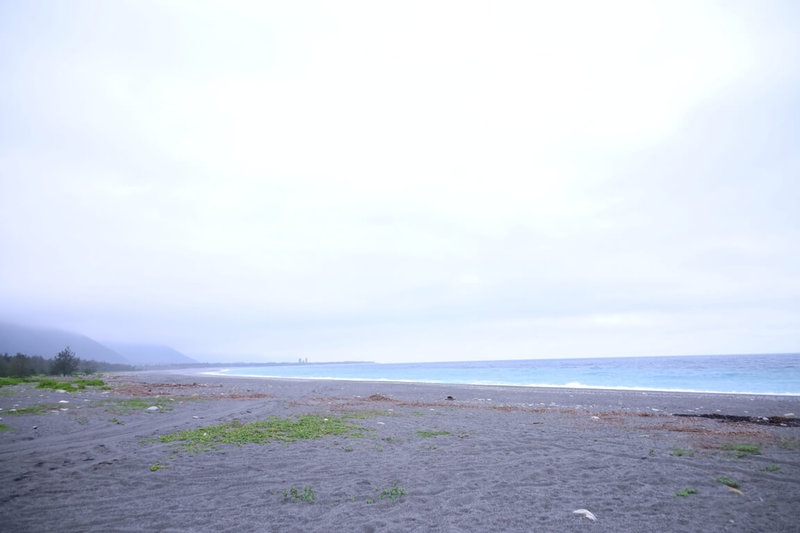 陸軍花東防衛指揮部擬在花蓮縣新城鄉康樂村海灘規劃靶場，14日上午將實施步槍射擊訓練，因事前未以正式公文方式通知鄉公所，被認為藐視地方聲音。（新城鄉公所提供）中央社記者張祈傳真  113年3月6日