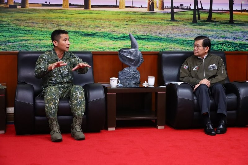 陸軍花東防衛指揮部擬在花蓮縣新城鄉康樂村海灘規劃靶場,因未正式行文於鄉公所,引起地方反彈。鄉長何禮臺(右)6日邀集地方人士舉行緊急會議,花防部少將參謀長賴政豐(左)出席,坦承聯繫上確實有疏失,會將意見帶回討論,重新研議。(新城鄉公所提供)中央社記者張祈傳真 113年3月6日