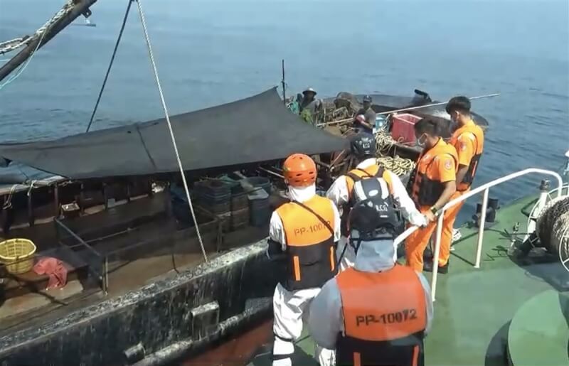 圖為馬祖海巡隊2021年9月在北竿高登海域查獲中國籍漁船違規越界作業，強靠登船檢查。（馬祖海巡隊提供）