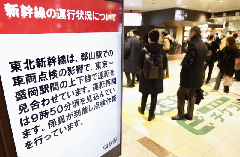 日本仙台車站6日上午發布東北新幹線暫時停駛公告。（共同社）