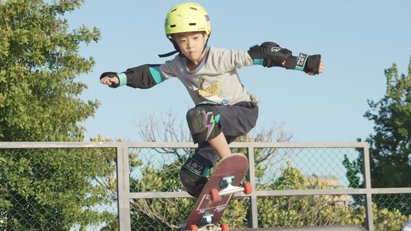幼兒戶外紀實節目「WAWA哇!」第2季將從8日起播出,原民台單元「當我飛的時候」呈現噶瑪蘭族小朋友如何在滑板遊戲中解決與友伴的忌妒與衝突,並努力堅持練習,展現不放棄夢想的堅強意志。(公視提供)中央社記者葉冠吟傳真 113年3月6日