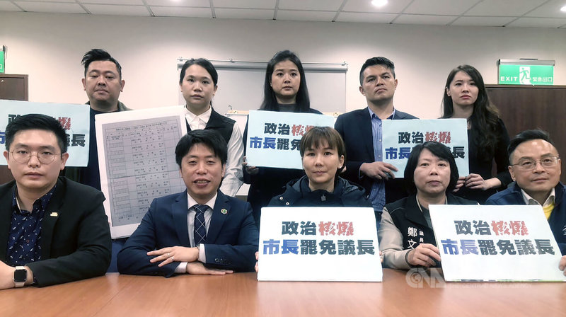 基隆市議會民進黨團6日舉行記者會,會中公布一段音檔,指控基隆市長謝國樑動員二信家族企業連署罷免議長童子瑋。中央社記者王朝鈺攝 113年3月6日