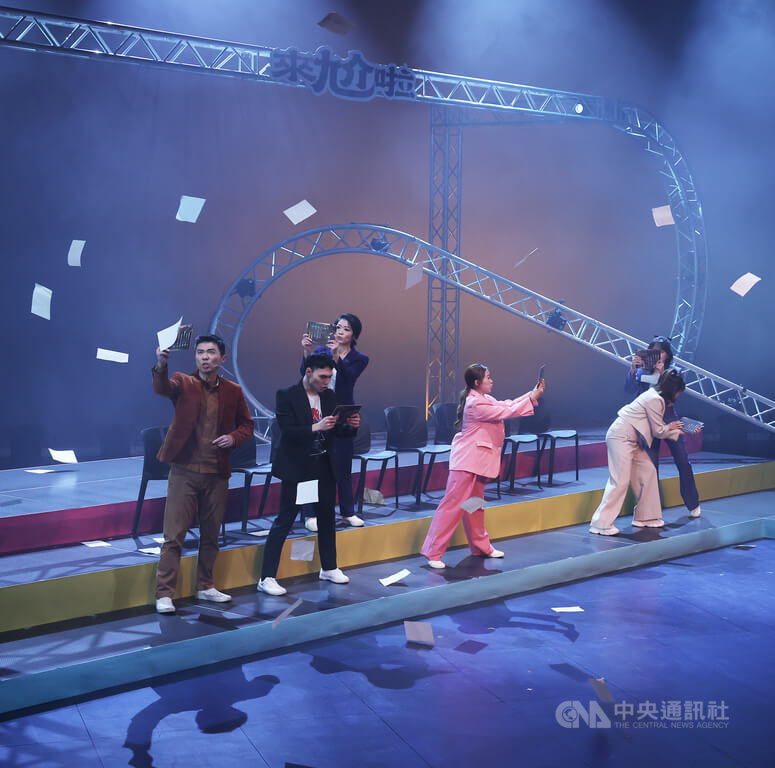 音樂劇「來尬啦！Musical Gala Show」8日起將在台北表演藝術中心登場，演員群6日下午彩排，搶先曝光劇中曲目「台北大空襲」精彩橋段。中央社記者趙世勳攝 113年3月6日